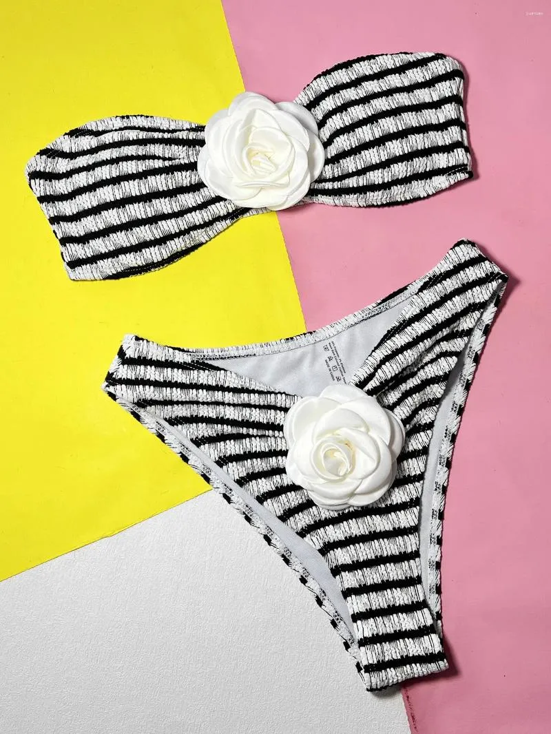 Kvinnors badkläder Sexig 3D White Flower Randiga Bandeau Bikinis Ställer in två stycken vadderade V-midjiga kvinnliga baddräkt Biquini Tankini