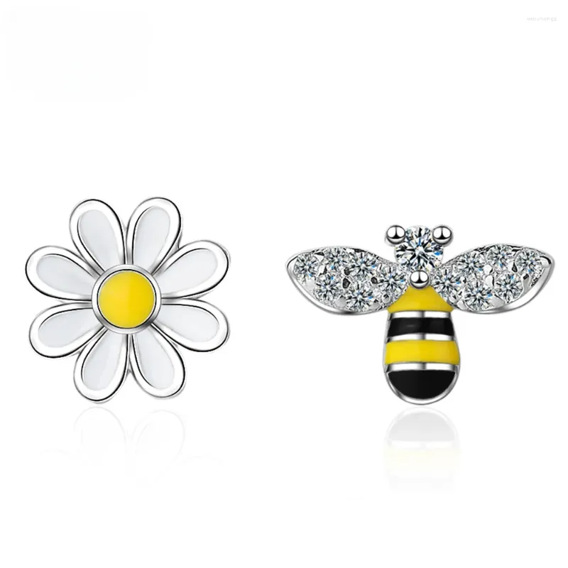 Orecchini per borchie Tkj Cinea ape asimmetrica daisy zirconia rame per donne regalo di gioielli