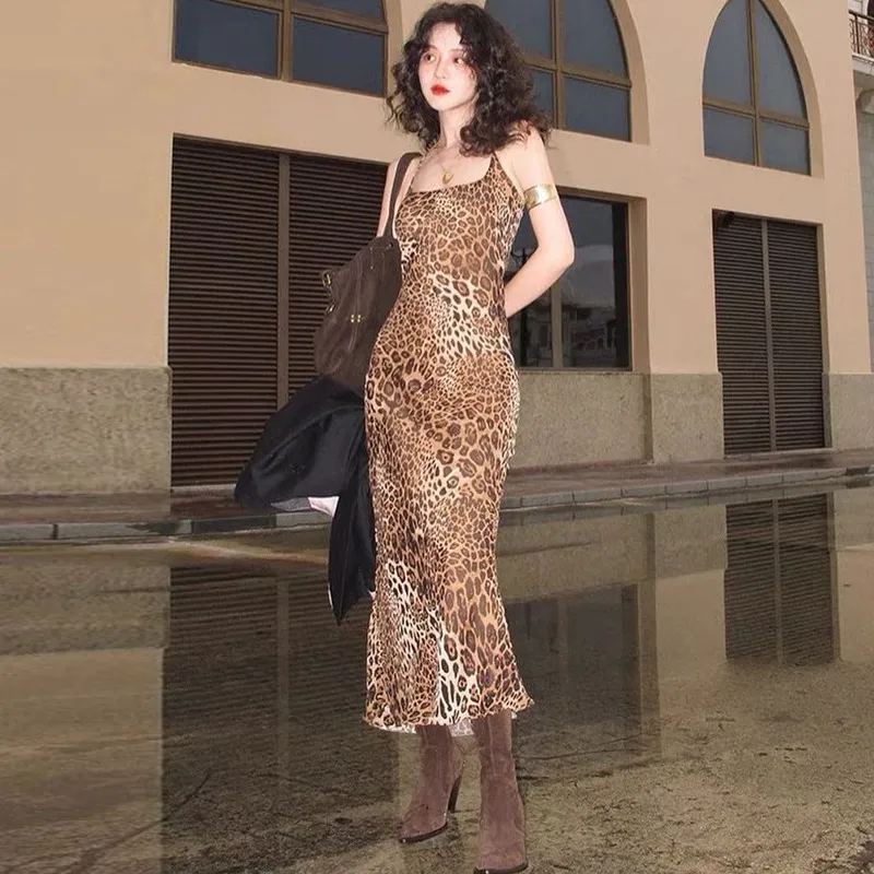 Tire des femmes 2024 à la mode d'été Sexy Robe imprimée léopard à lacets licou à lacets à lacets