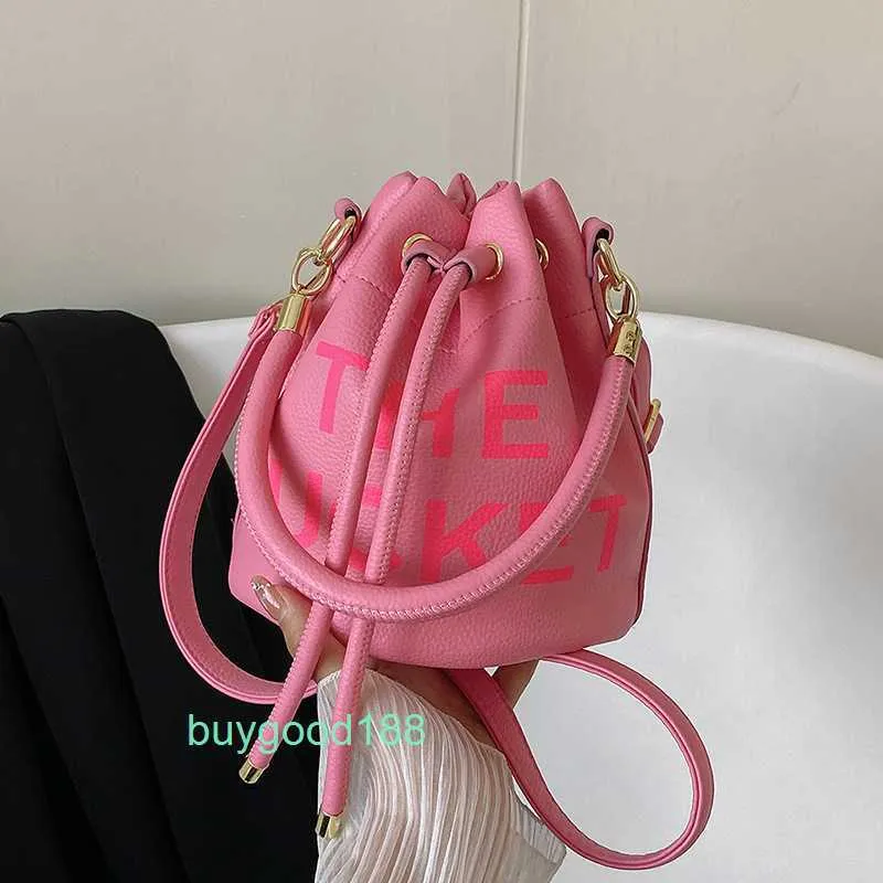 Luxe ontwerper Miozj Bucket Bag Dit jaar Populaire nieuwe 2024 Koreaanse versie brief minimalistische handtas dames internet beroemd crossbody