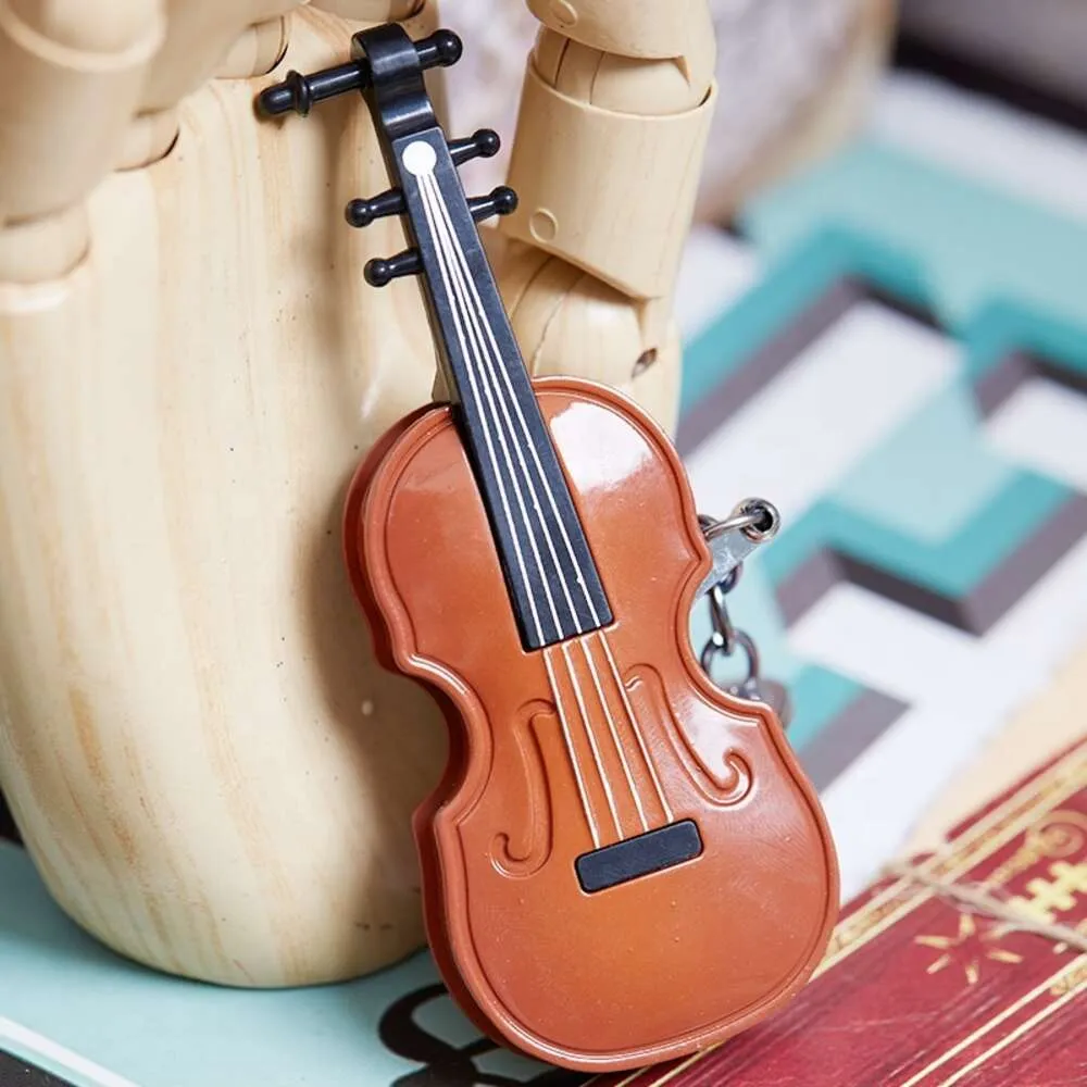 Violino de presente criativo com chave de cigarro de plástico pendente de teclado