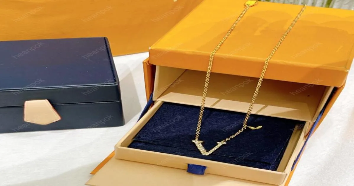 Collier de créateur pour hommes pendants Diamond Bracelct Designers Bijoux Luxury Femmes Gold Collier Bracelets Sets Letters Chain Box 23384860