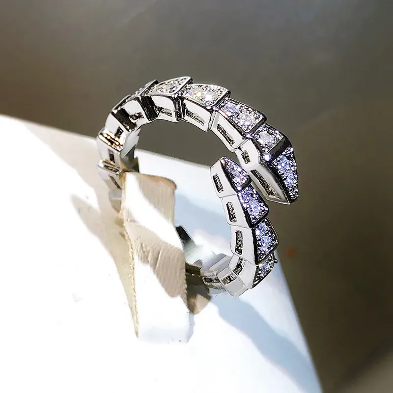 2024 Модные змеи дизайнерские кольцо с открытым размером простые бриллиантовые хрустальные сияющие любовные кольца ювелирные изделия для женщин