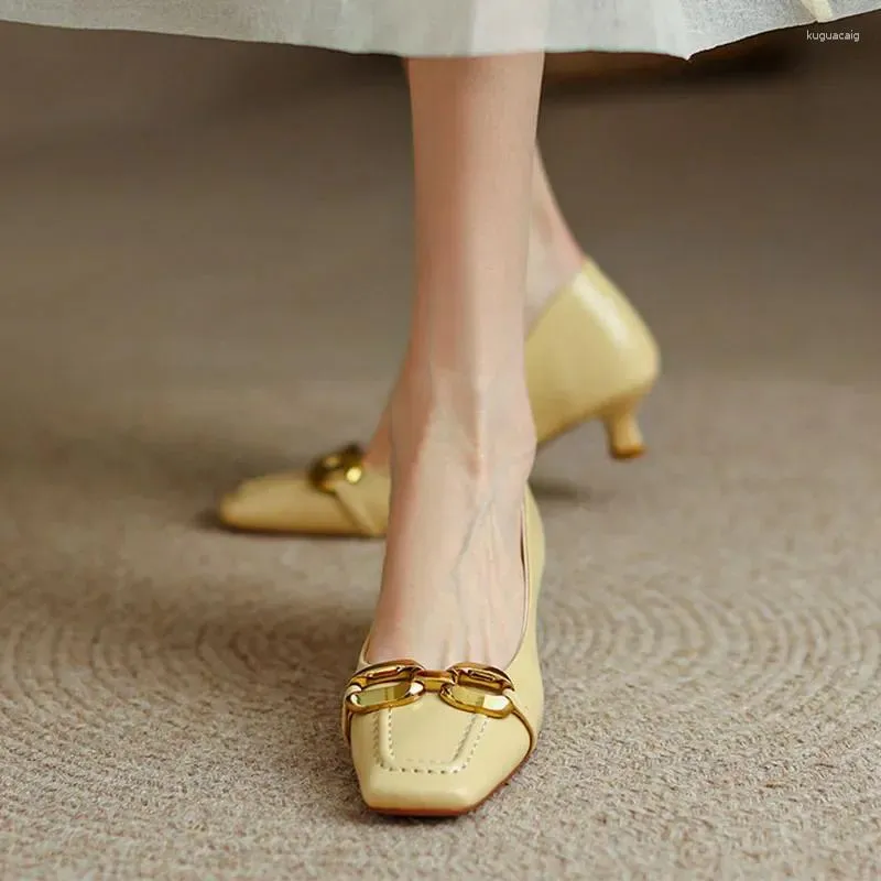 Отсуть обувь женская пятка с низким насосом квадратный носок.