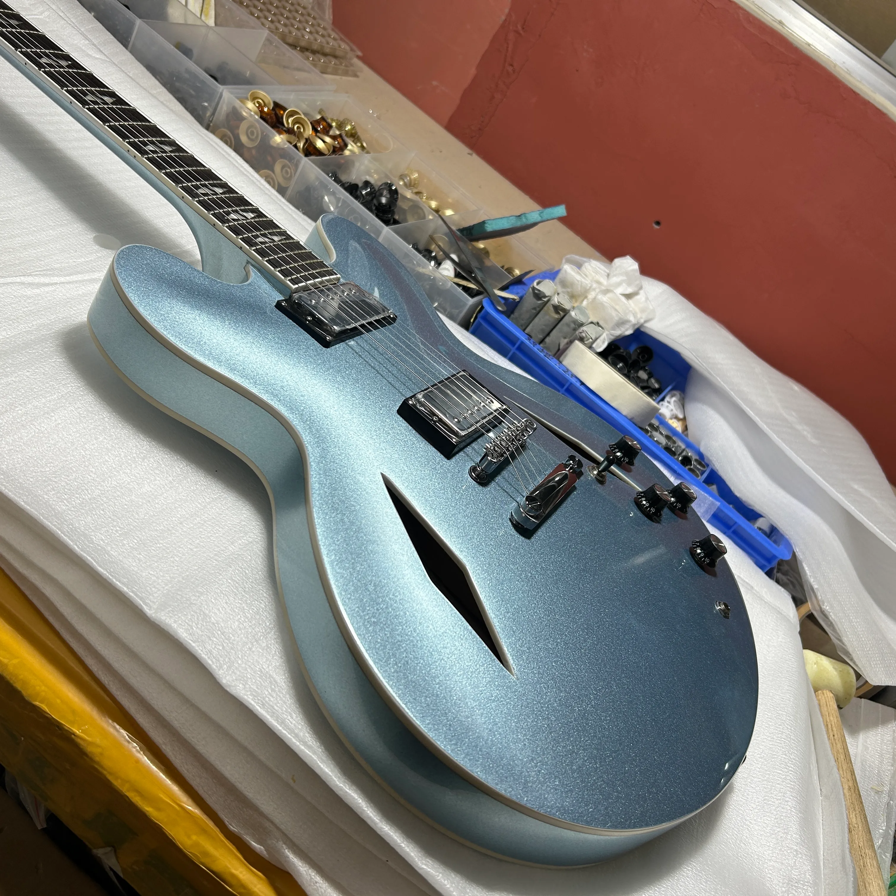 335 E -Gitarre Rosenholz Griffbrett weiß Hohlkörpergitarre Metallic Bule Farbchrom Hardware 6 Strings Guitarra kostenloser Versand