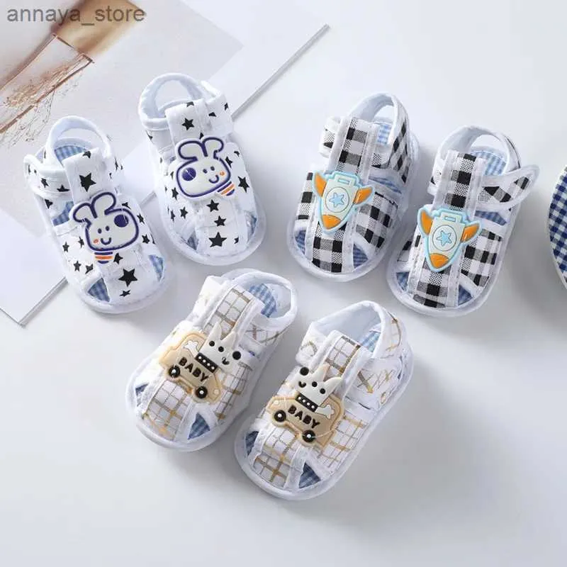 Sandalen Cartoon Patroon Hollow Baby Sandalen Zomerjongens en meisjes Katoenprint Anti slip pasgeboren Pre Walking Childrens Soft Soled Shoes 0-1YL240429