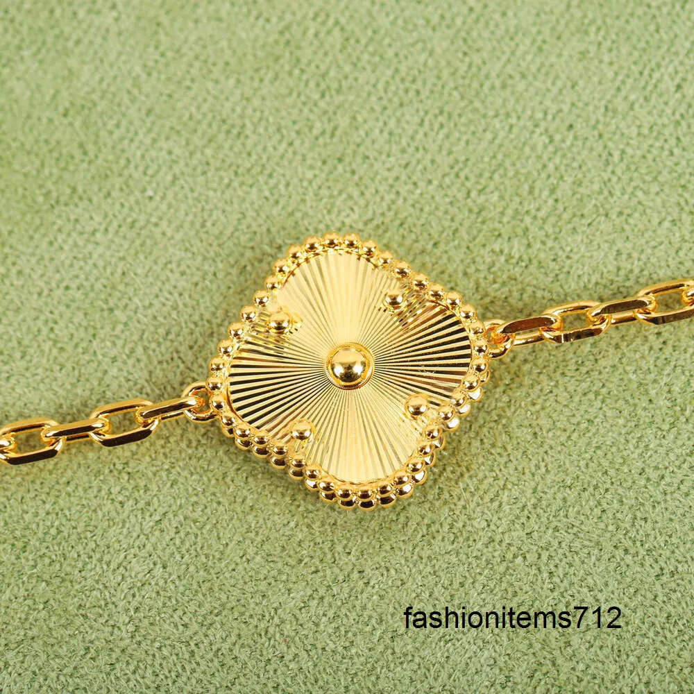 Fyra Leaf Clover Armband Designer Women Sier Rose Gold Plated Shell Armband Men Fashion Classic Clover Jeweler Party Gift Free Frakt
