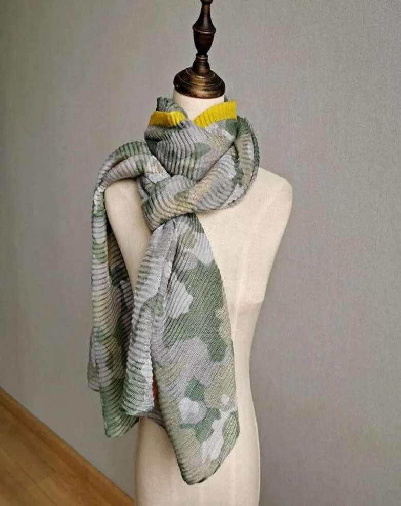 Halsdukar som säljer Miyake Fold Fashion Camouflage Print mjuk och bekväm sjal halsduk Dual Purpose Silk i stock8195398