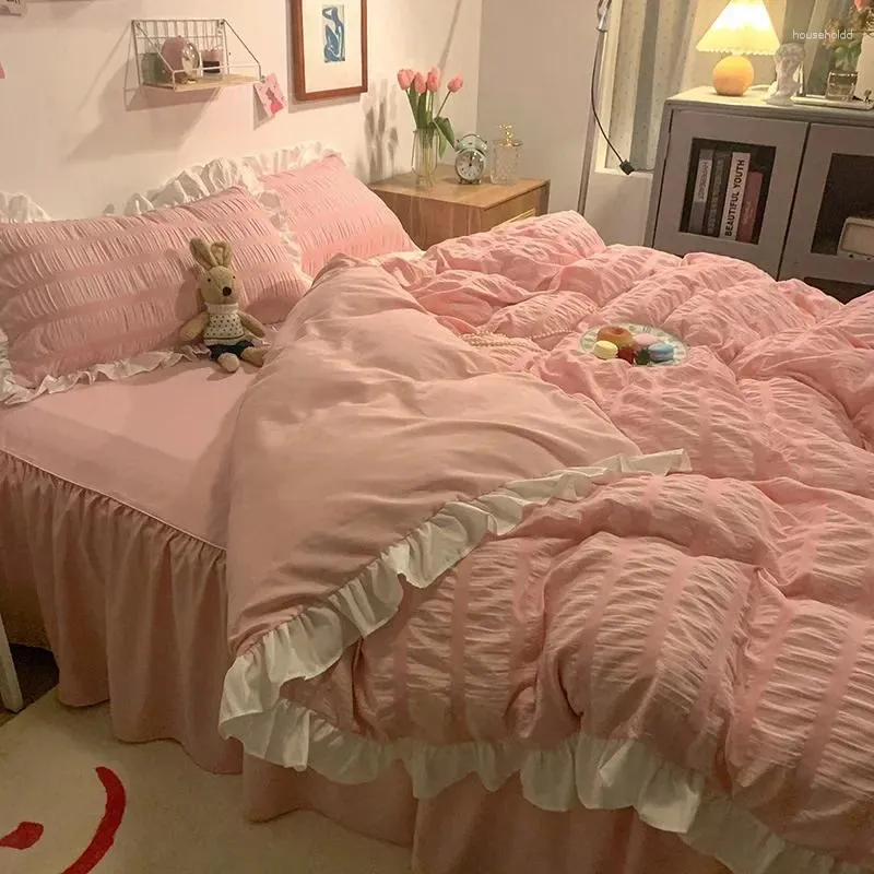 Conjunto de cama Pink Seersucker Toupet Cover Conjunto de 3/4pcs suave e leve, cinza alternativo com saia de cama e travesseiros