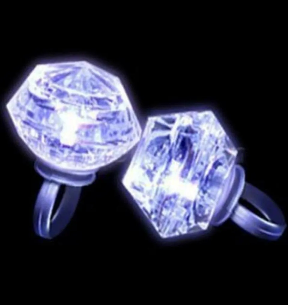 Bague d'éclairage LED clignotante Glow dans le flash sombre clignotant des anneaux de forme diamant de diamant poule anniversaire de Noël fête favorise les adultes 7009432