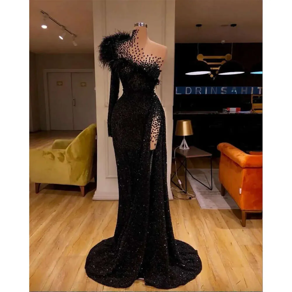 Abend Neue schwarze Kleider Pailletten Perlen Federn Meerjungfrau Abschlussball Kleid High Split Formal Party zweite Empfangskleider