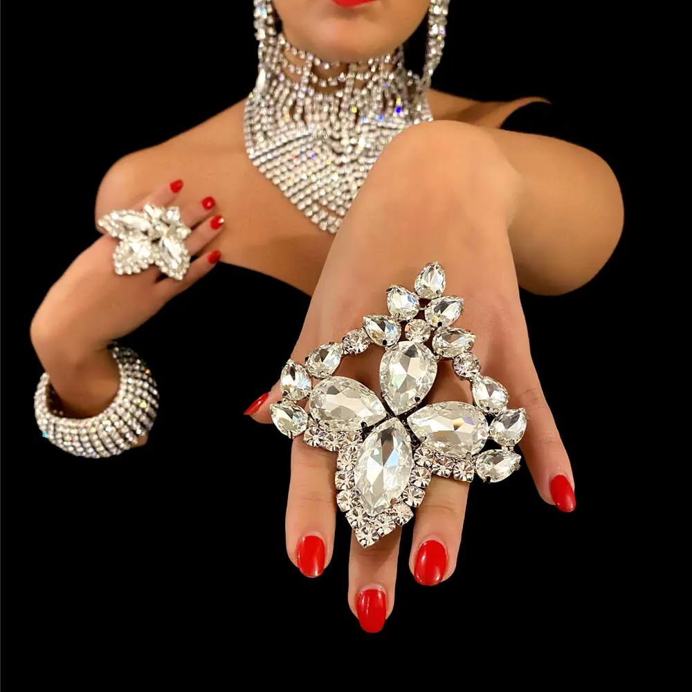 Akcesoria kostiumowe Modne wykwintne, wykwintne dhinestone na kobiece błyszczące przyjęcie krystaliczne pierścień biżuterii akcesoria ręczne