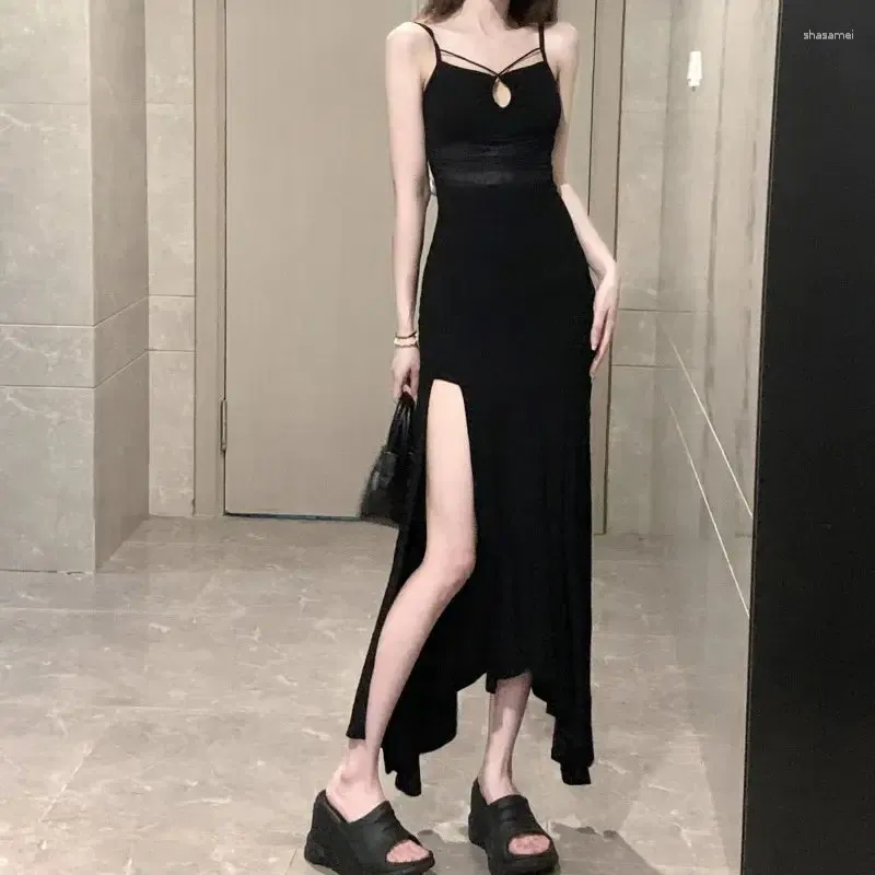 Casual Dresses Girl Style Oregelbunden Slit Suspender Dress for Women 2024 Spring Hollow Air Hip Skirt Fishtail
