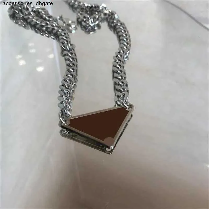 Collier Mens Love Leigner Designer Punk Silver Women Triangle Men Trendy Color Cool Street Womens Pendants Colliers Colliers pour femmes