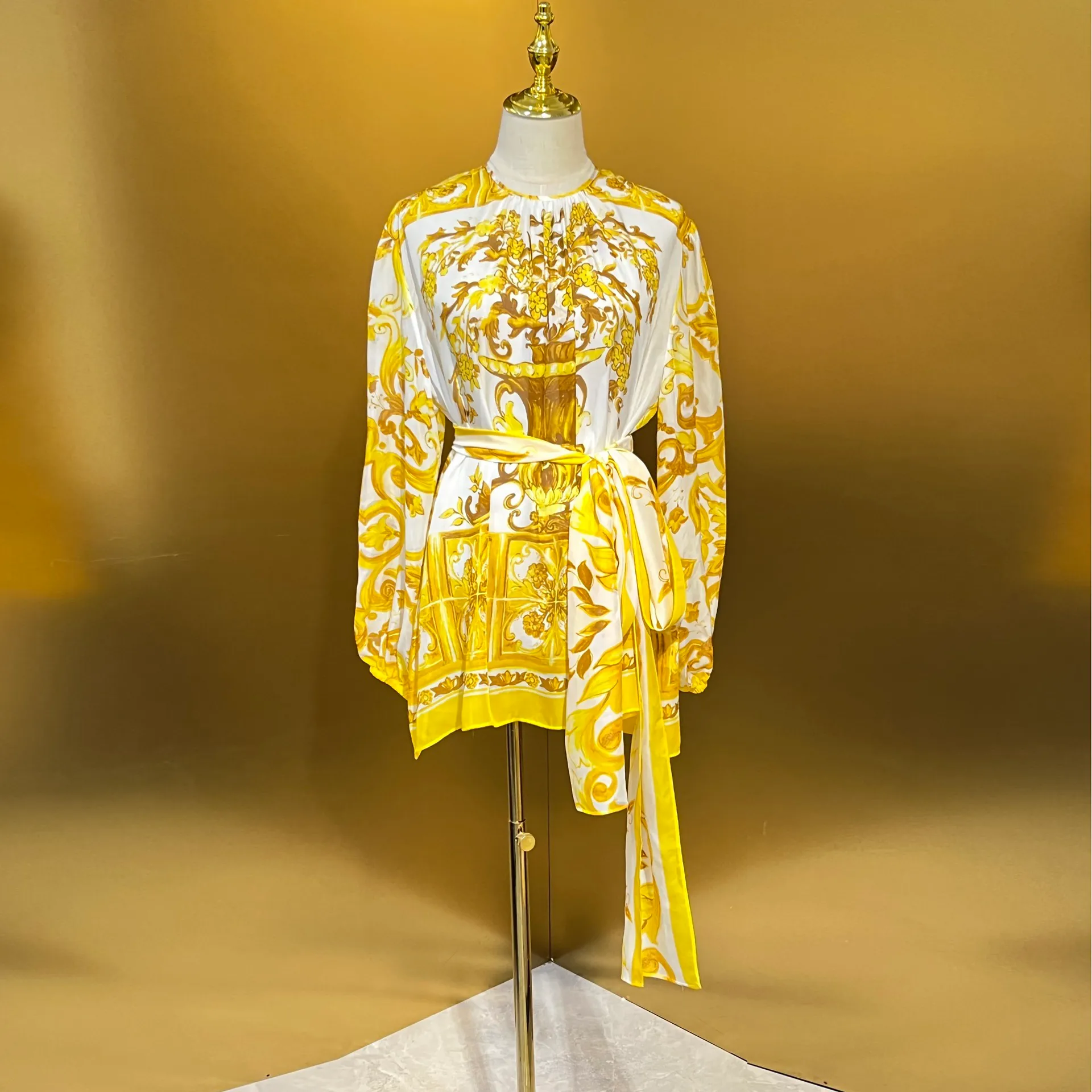 Kostüm Kleid Damen Seiden gelb und weißes Porzellan bedruckt Langarm locker minitor