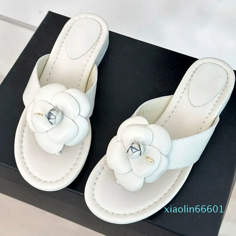 2024 Camellia Flower Pearls Retro Slides Designer Outdoor Deisure Beach Shoe