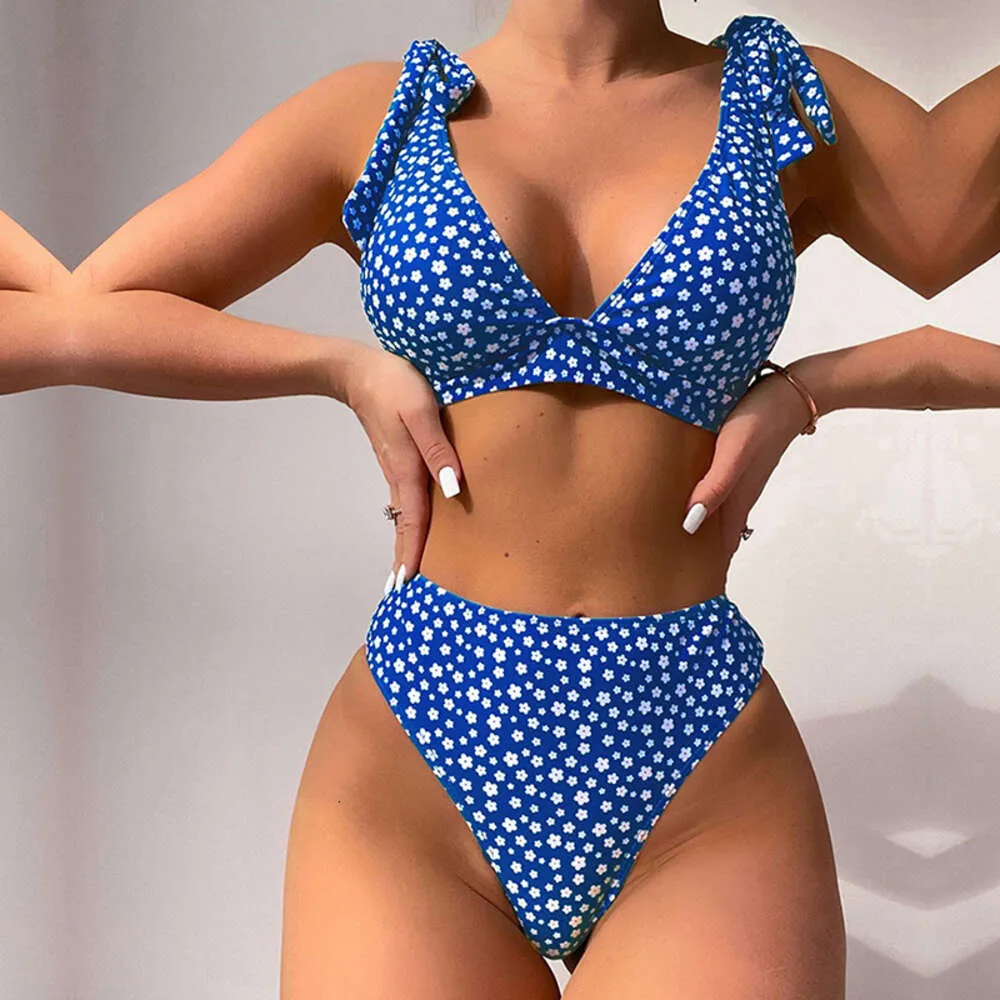 Swimwear de mujeres 2024 Nuevo traje de baño de estilo bikini sexy con pequeñas flores fragmentadas