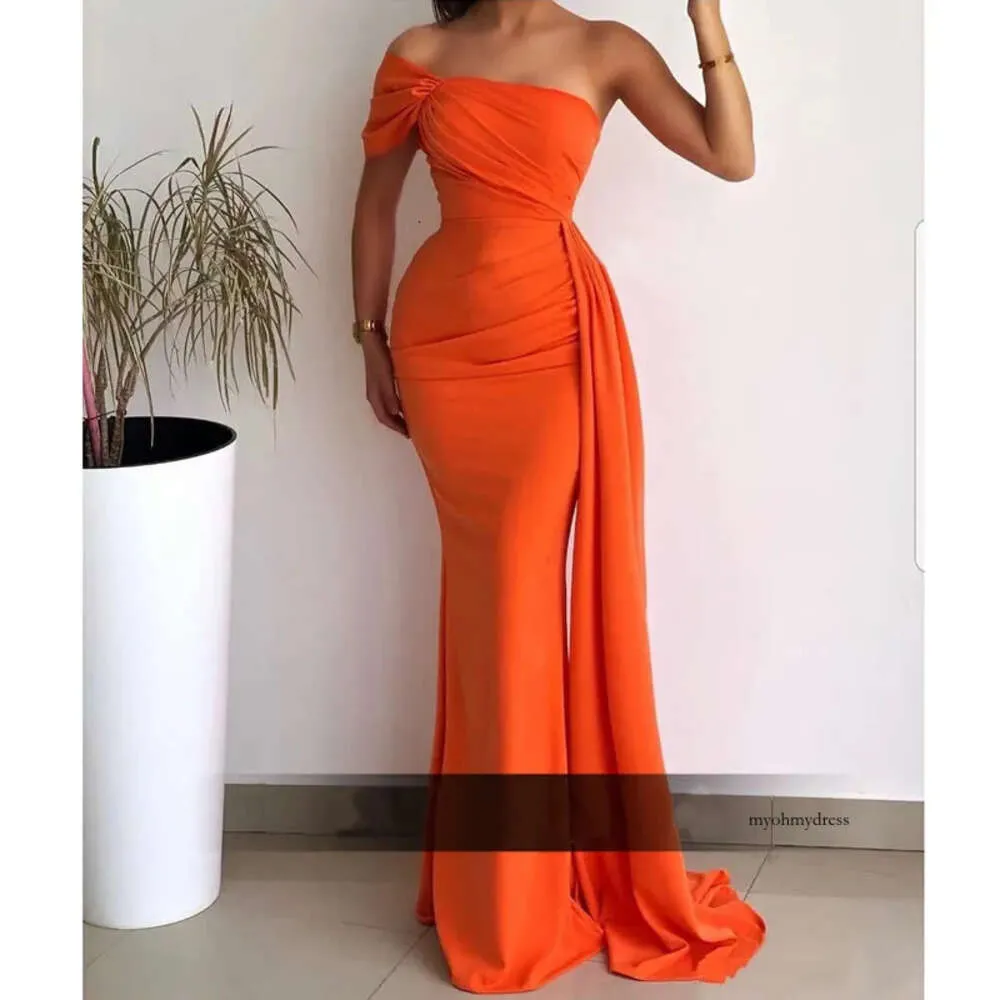 Elegant sexig sjöjungfru aftonklänningar med sveptåg en axel orange satin arabiska dubai kvinnor lång prom klänning 2021 vestidos 0431