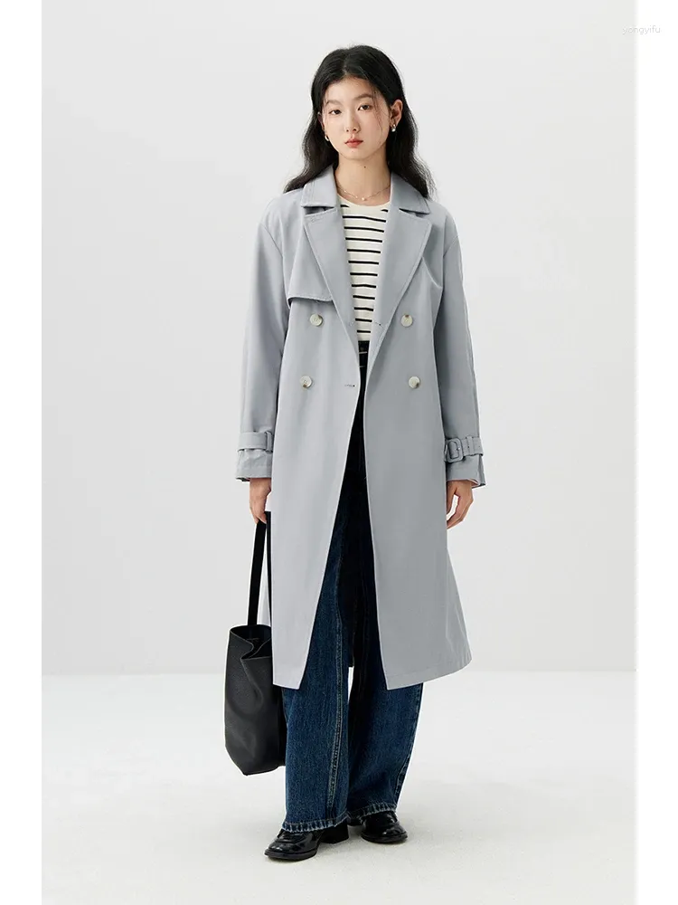 Trench Coats de femmes Ziqiao Simple Double Bords Long Long Spring Raglan Sleeve Collier Femme Blue Grey Mabet 24ZQ91232