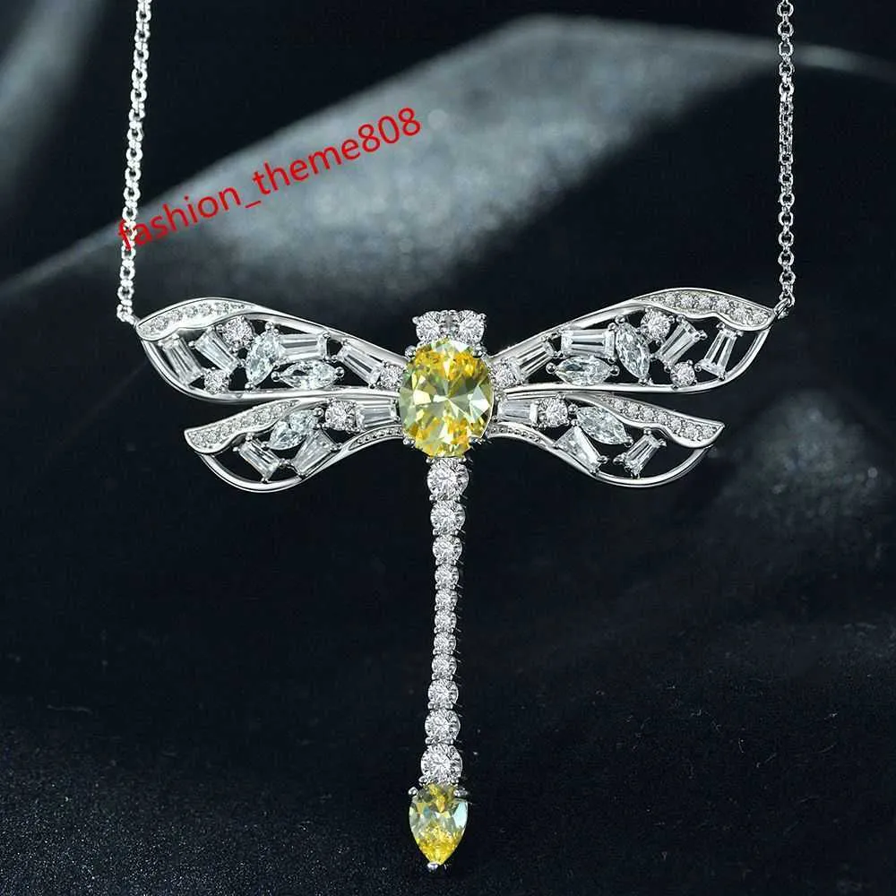 Dragonfly Topaz Moissanite Pendant Real 925 Sterling Silver Party Wedding Pendants Halsband för kvinnor Chocker smycken gåva