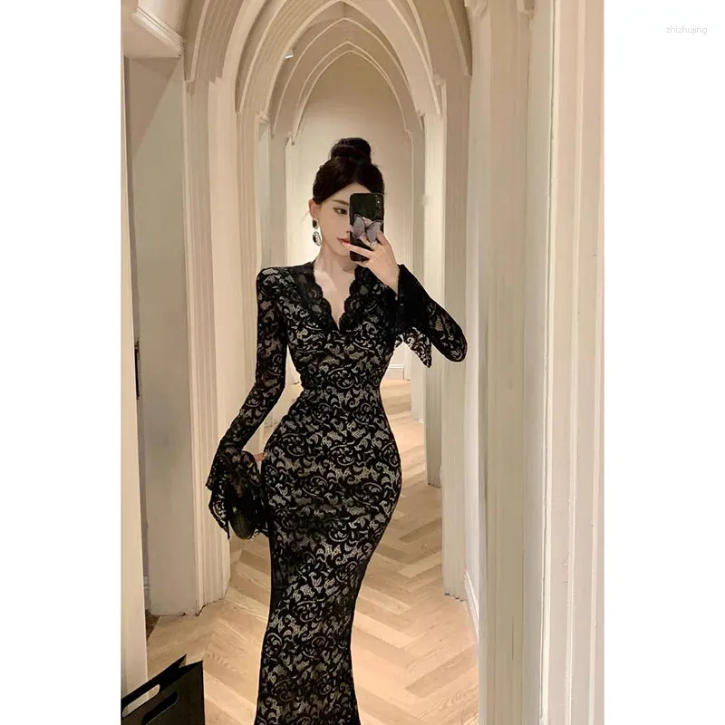 Casual Dresses 2024Vintage Elegant V-Necklace Slimming Dress Women Långärmad bröllop Evening Party Bodycon Robe Autumn Winter One Piece