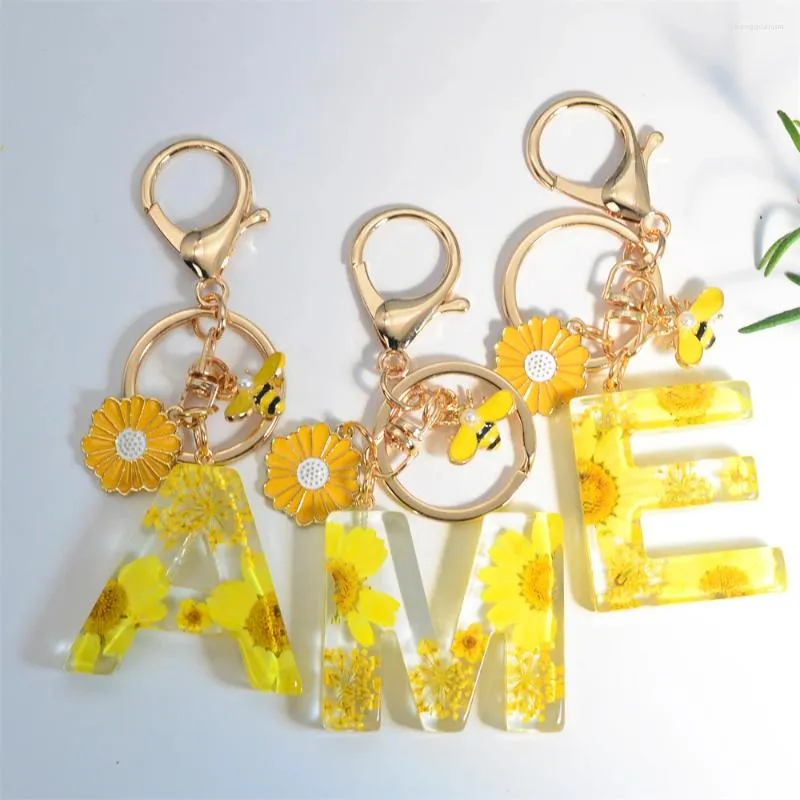 Anahtarlıklar zarif papatya 26 harfli tatlı emaye çiçek arısı alfabe anahtarlamaları adı ilk araba anahtar zincirleri çanta kolye süslemeleri