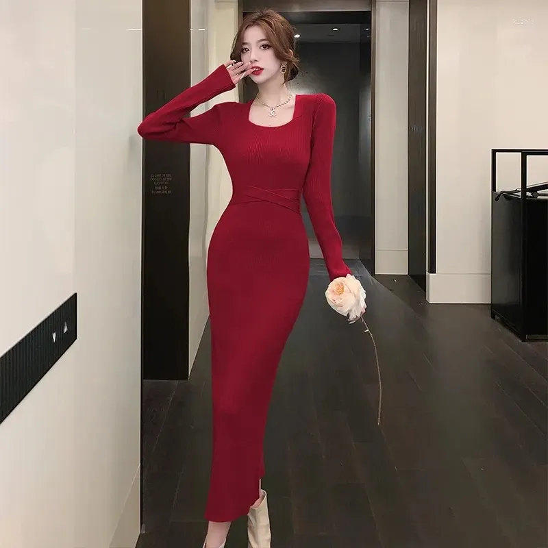 Lässige Kleider 2024 weiß gestrickte Faltenkragen Maxi Kleid Herbst Winter Winter Elegant Pullover Frauen koreanische Modekörperrobe