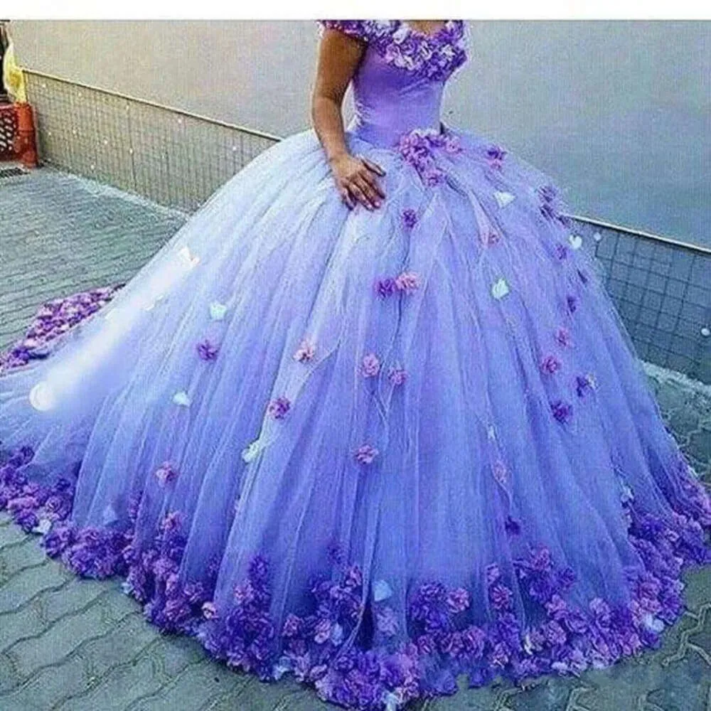 Barato lilac lindo quinceanera novo vestido de bola vestido de bola fora do ombro com flores doces 16 traseiro vasto de grande tamanho Party baile de noite vestidos de noite s