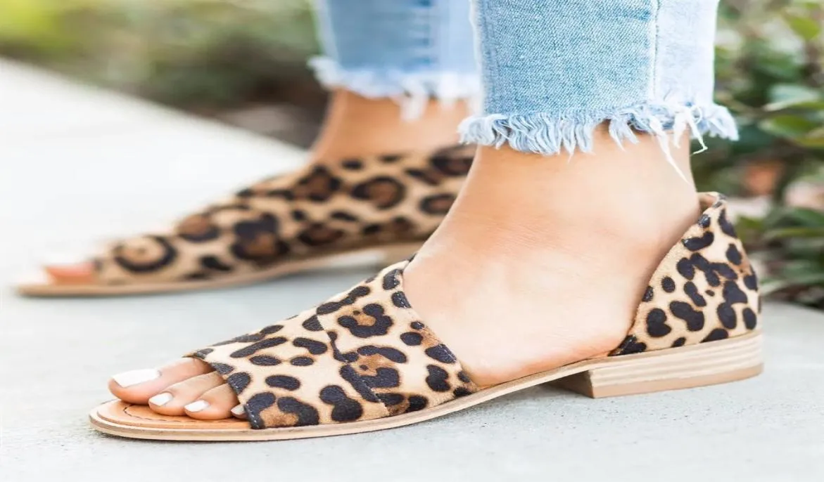 Женщины летние туфли Женщины плоские сандалии для пляжного леопардового бокового поля.