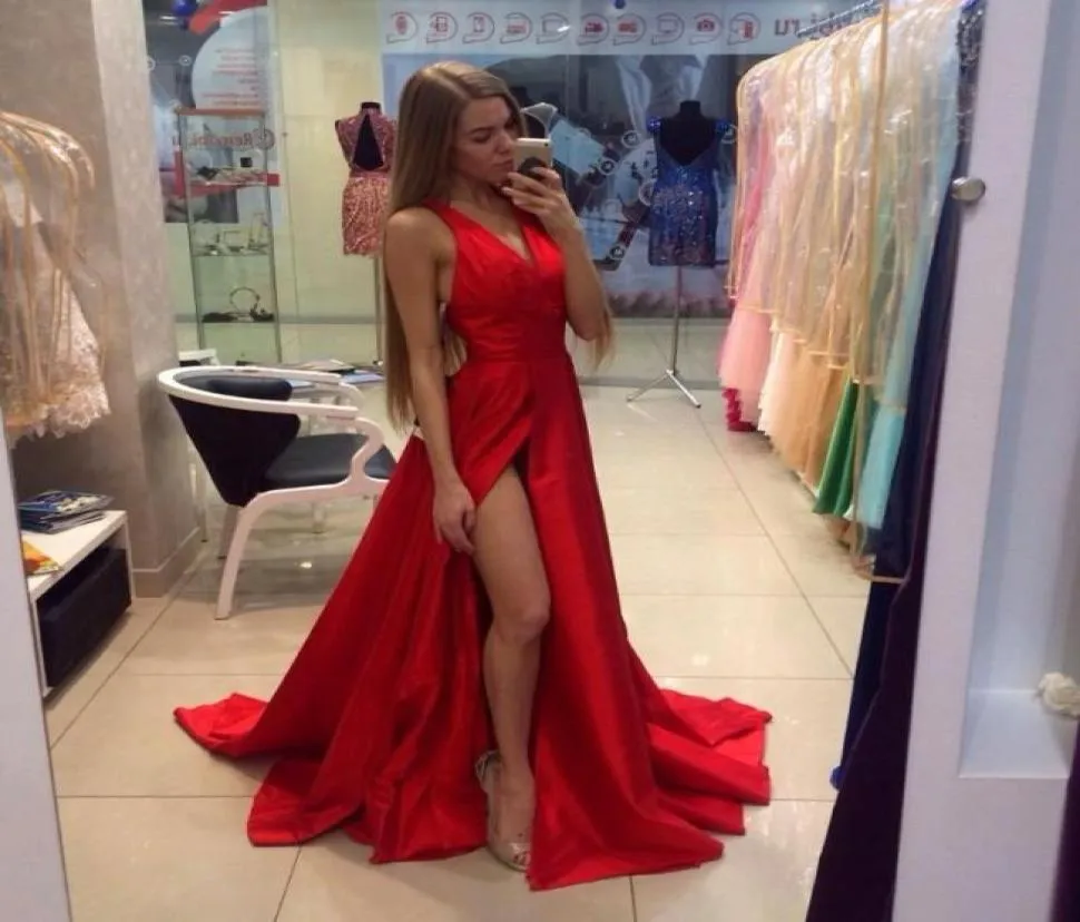 2021 Prom Sexy High Split A Line Red Satin Simple Evening Dress Timpel goedkope V nek mouwloze sweep trein verbluffende jurk formal2383857