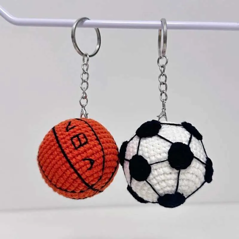 Keychains Lanyards Creative Soccer Crochet Keychain Handmade Woven Basketball Boys Bag Pendant Car Key Wholesale Couple Gifts 2024 Q240429