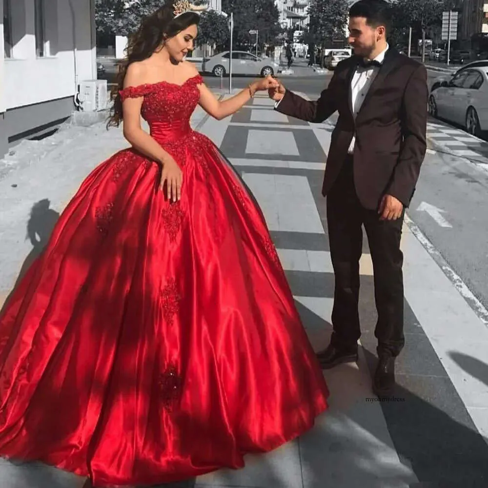 Moda gorset Quinceanera Off Red Satin Satin Formal Gowns Sweetheart cekinowa koronkowa aplikacja balowa suknie balowe 2022 0431