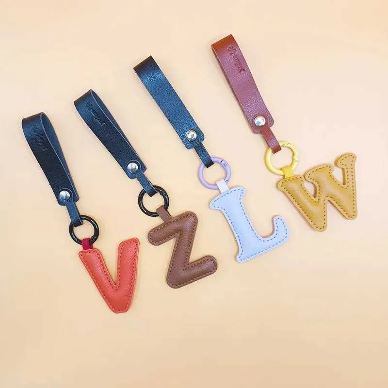 Keychains Lanyards Hot Selling Letters Leather Keychain Bags Telefonfodral Keychain Brackets Friends Familj Lovers Keychains Car Bagage Pendants Gifts Q240429