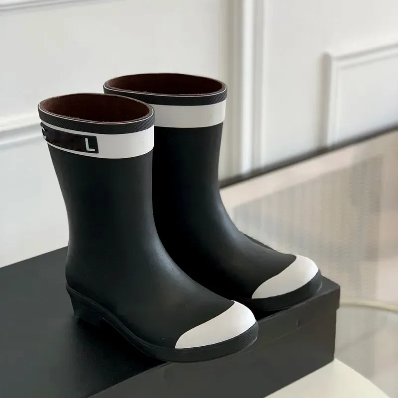 Botas de chuva de designer de 24 France quentes para mulheres clássicas de borracha clássica sola à prova d'água ao ar livre sapato casual luxurys senhoras garotas rosa deslizam em sapatos de lazer de salto baixo com bolsa de poeira