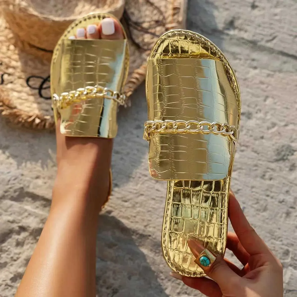 Pantofole di grandi dimensioni 36-42 Gold Gold Chain Gold Womens Flat Luxury Beach Flip Flip Flop Sandals Flima Slips Scarpe H240430 H240430