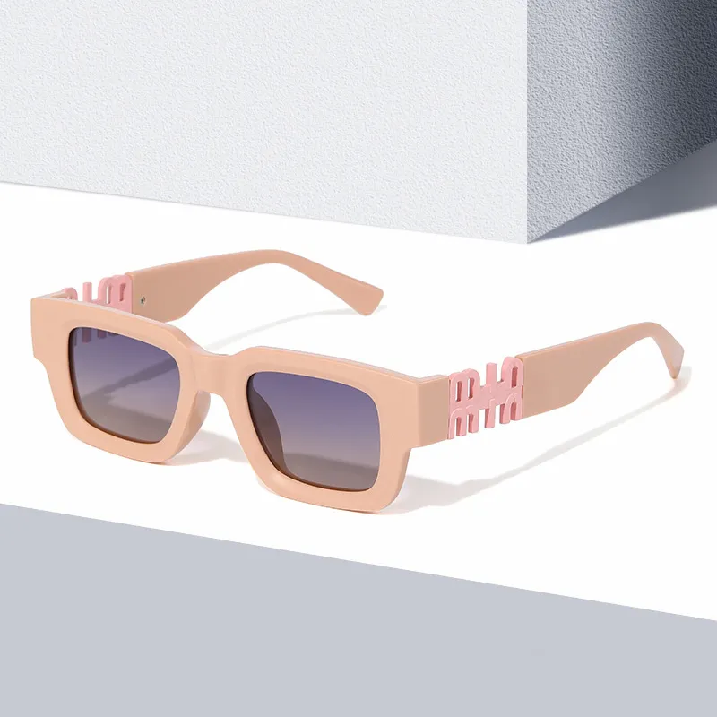 Lunettes de soleil designer pour femmes en plein air Shades Fashion Classic Lady Sunglasses Luxury Eyewear Signature triangulaire en option avec boîte UA400