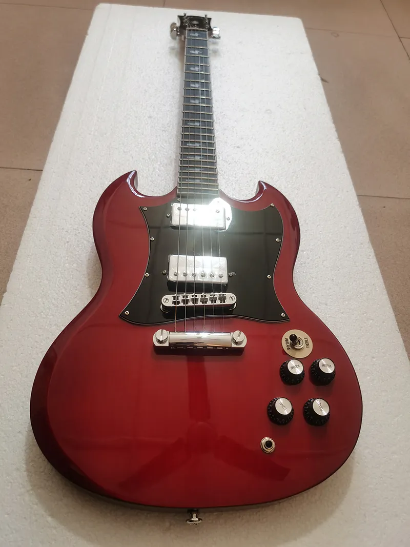 Guitare électrique rouge de haute qualité, encadré de touche de foudre, grand garde-pic, accessoires de quincaillerie nickel chrome, en stock, expédition rapide,