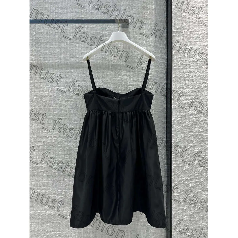 2024 Fashion Luxury Summer Women Hollow Prades Bag Dresses Brand Sleeveless Lady Casual Dressing Black Designer Designer Dress Female Elegant 60