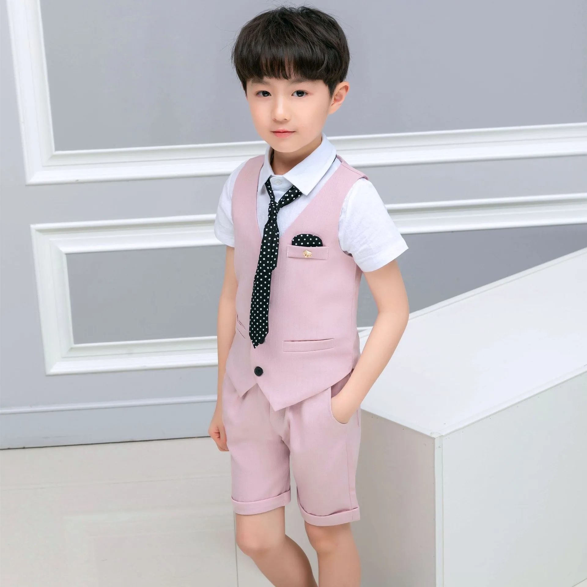 Summer Boys Teenage Kleid Kinder koreanische Version des Weste mit Weste des Jungen-Performance-Weste Vier-teiliges Set (Weste + Hosen + Hemd + Krawatte) und eine kostenlose Brosche