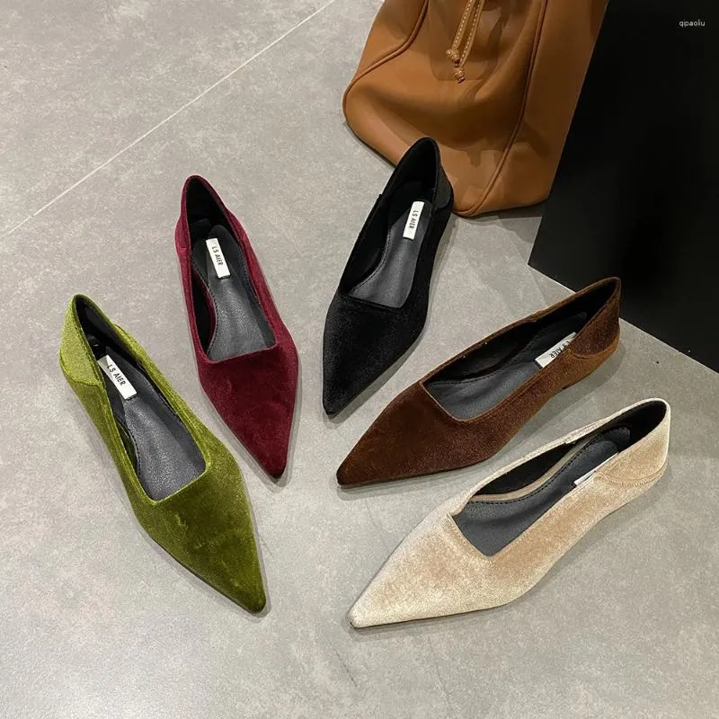 Casual schoenen puntige teen dames flats ondiepe slip op platte hakken zwart beige roodbruine groene 2024 aankomsten feestpompen glides