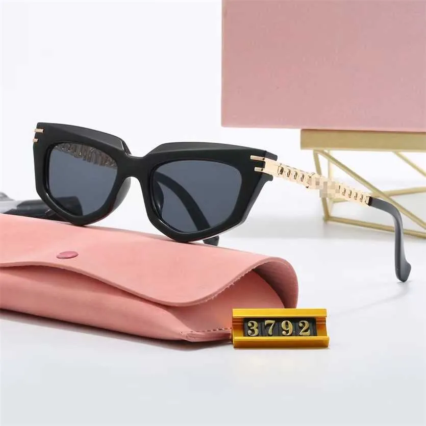 Projektantki okulary przeciwsłoneczne 2024 Kotki NOWOŚĆ M Family Fashion Sunglasses Women Invasses Ins 5803