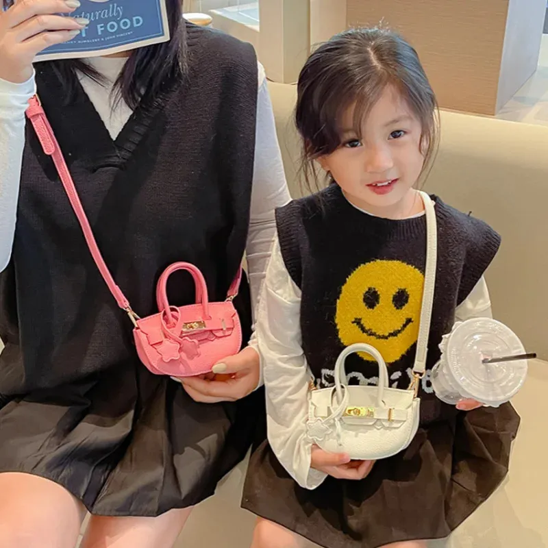Vår- och sommarmode Mini Kelly Bag Western Style Little Girl Change Wallet Childrens Handväska barnväskor för flickor 240429