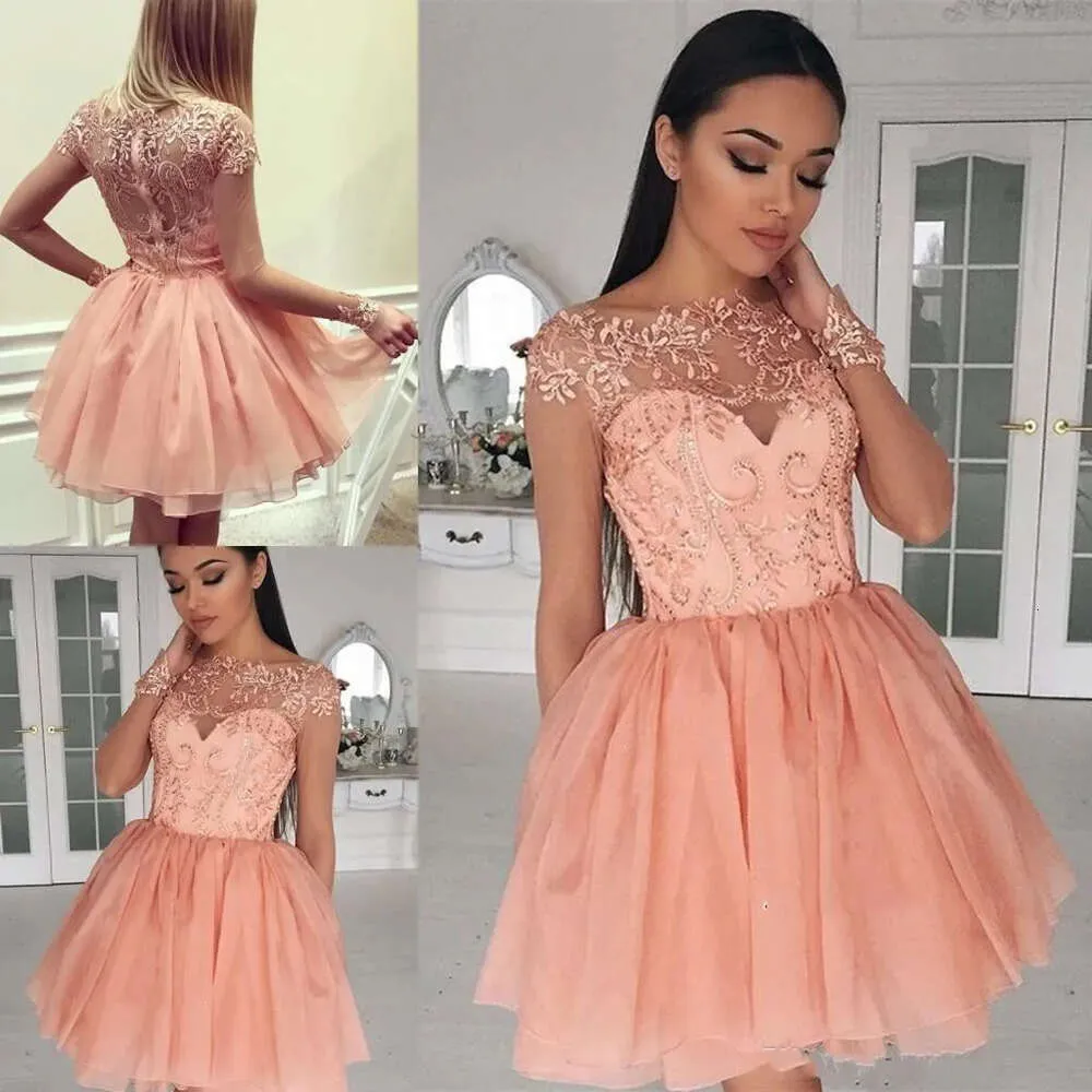 Peach Short Mini A Line Homecoming -Kleider Illusion Spitzen Applikationen Langarme Reißverschluss Rückenbilder für Junior Tail Party Promkleider Ppliquen Ppliquen