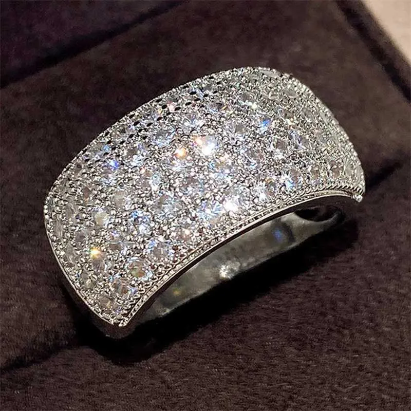 Anneaux de bande Exquis Ring pour femmes 925 STERLSILVER Super Shiny Half Ring Zircon Ring Femmes Promesse Love Wedding Bijoux J240429