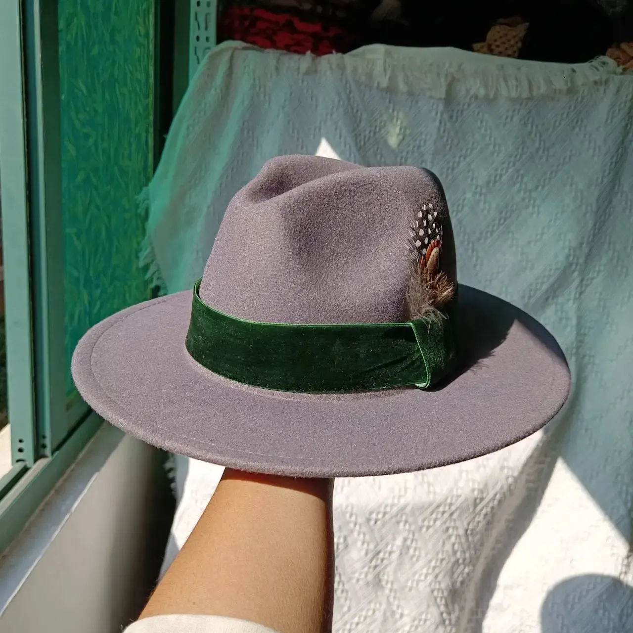 Fedora Hat Hat Gold Velvet Ribbon Feather Acessórios para homens e femininos chapéu de jazz panamá sombrero sombro hombre 240430