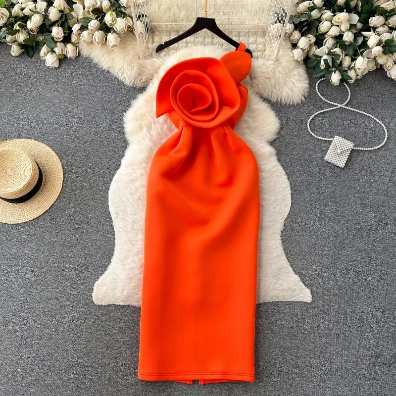 Lässige Kleidertuchfland sexy Blume Midi Kleid geneigte Schulter Asymmetrische Kragen ärmellose Rückenless Orange Party Vestido QC586
