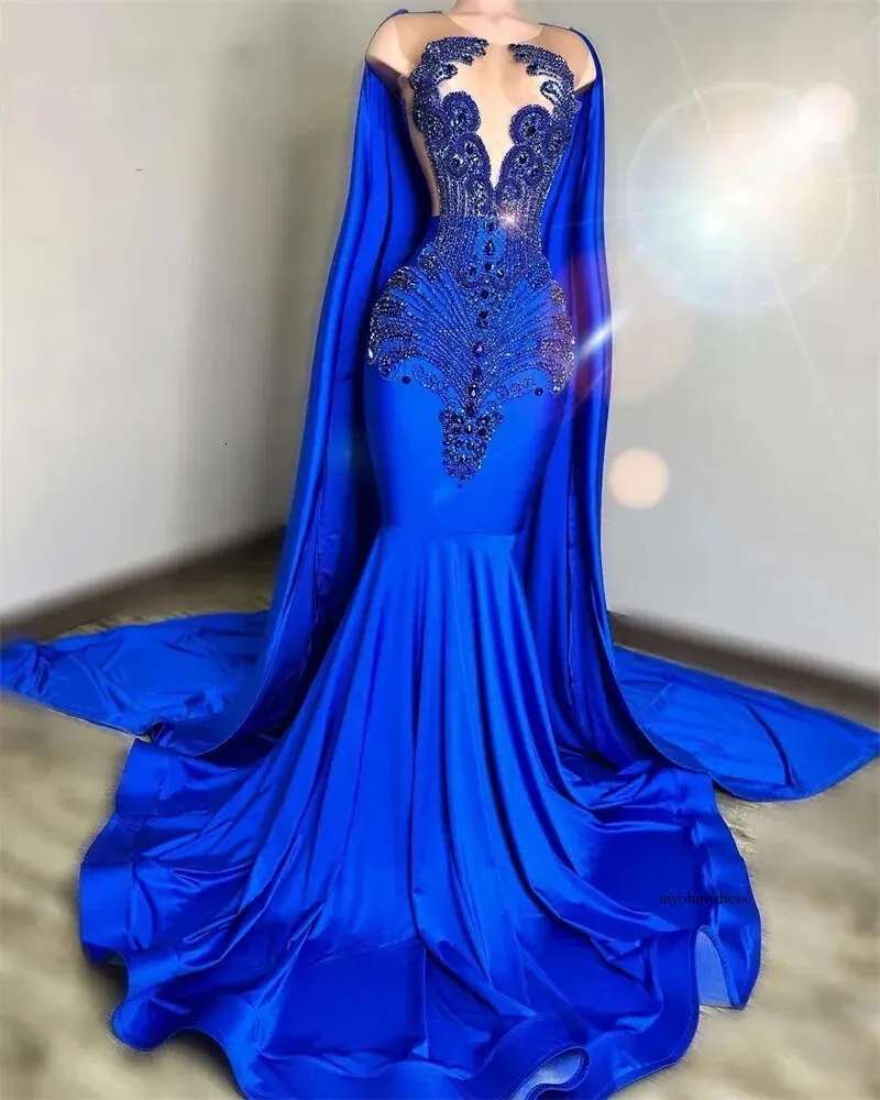 NEU 2024 Royal Blue Diamonds Meerjungfrau Prom mit Cape Glitter Perlenkristall -Strass -Kleid für Black Girls Party Kleid 0431