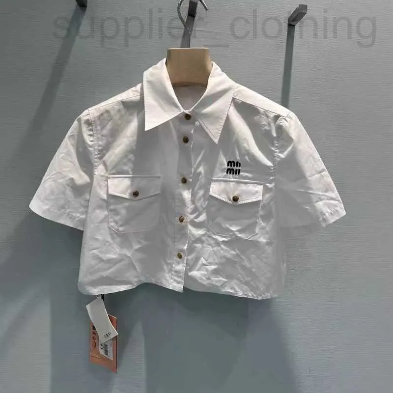 Kvinnors blusar Skjortor Designer Miu Home European Spring New Academy Style White Flip Collar Short Shirt Top 4E82