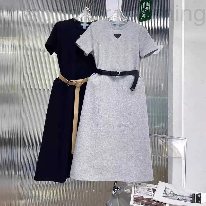 基本的なカジュアルドレスデザイナー2024夏の新しいトライアングルラベルエンブレムエラスティックスリムフィットミッドレングス短袖ドレス女性の長いK6CP