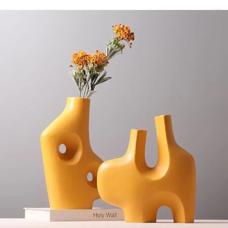 Vazen keramische vaas gele hol uit abstract onregelmatige bloemstukken accessoires moderne huizendecoratie ambachten